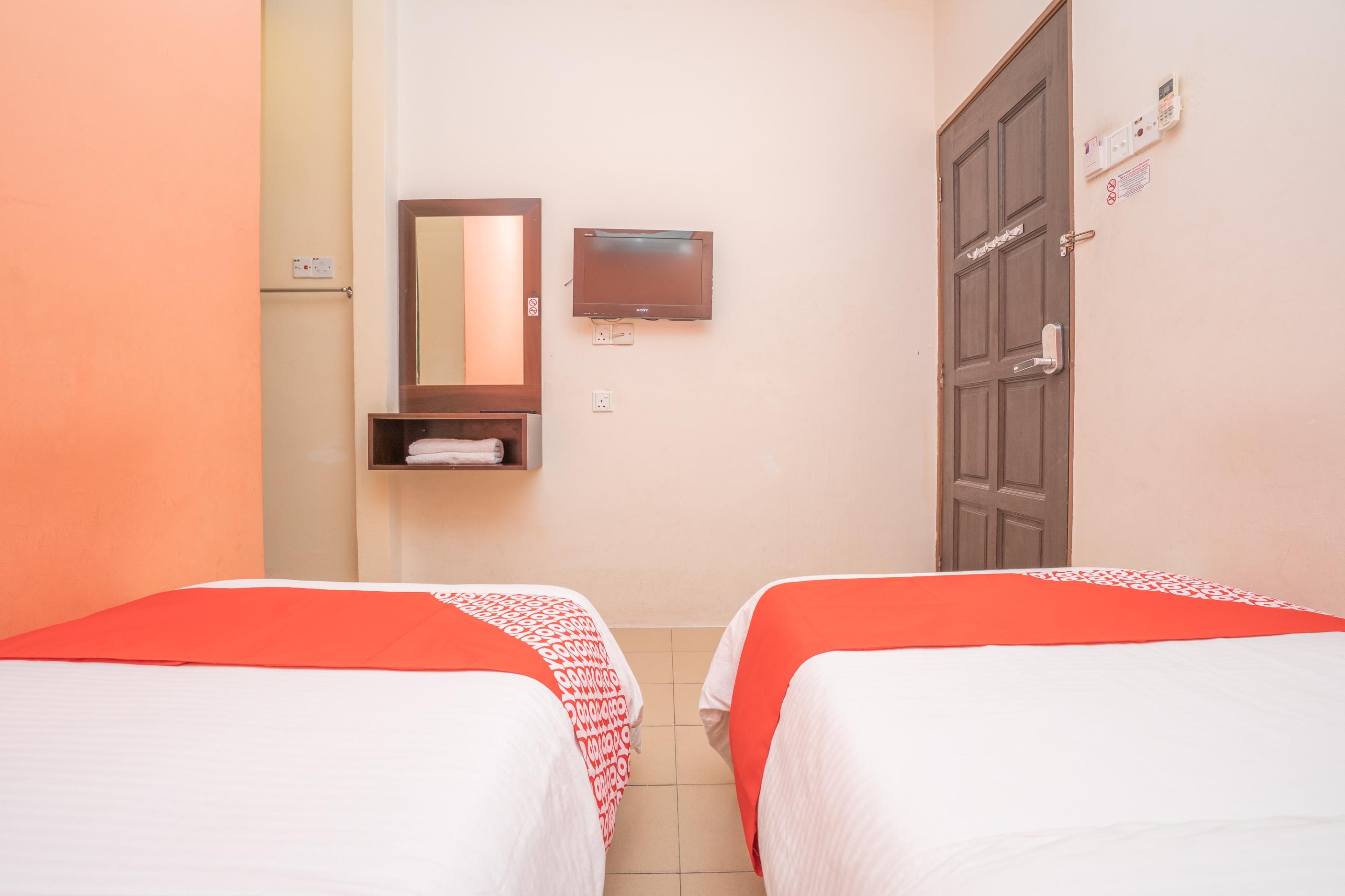 Oyo 44078 The Island Hotel Kampong Pasir Bogak Bagian luar foto
