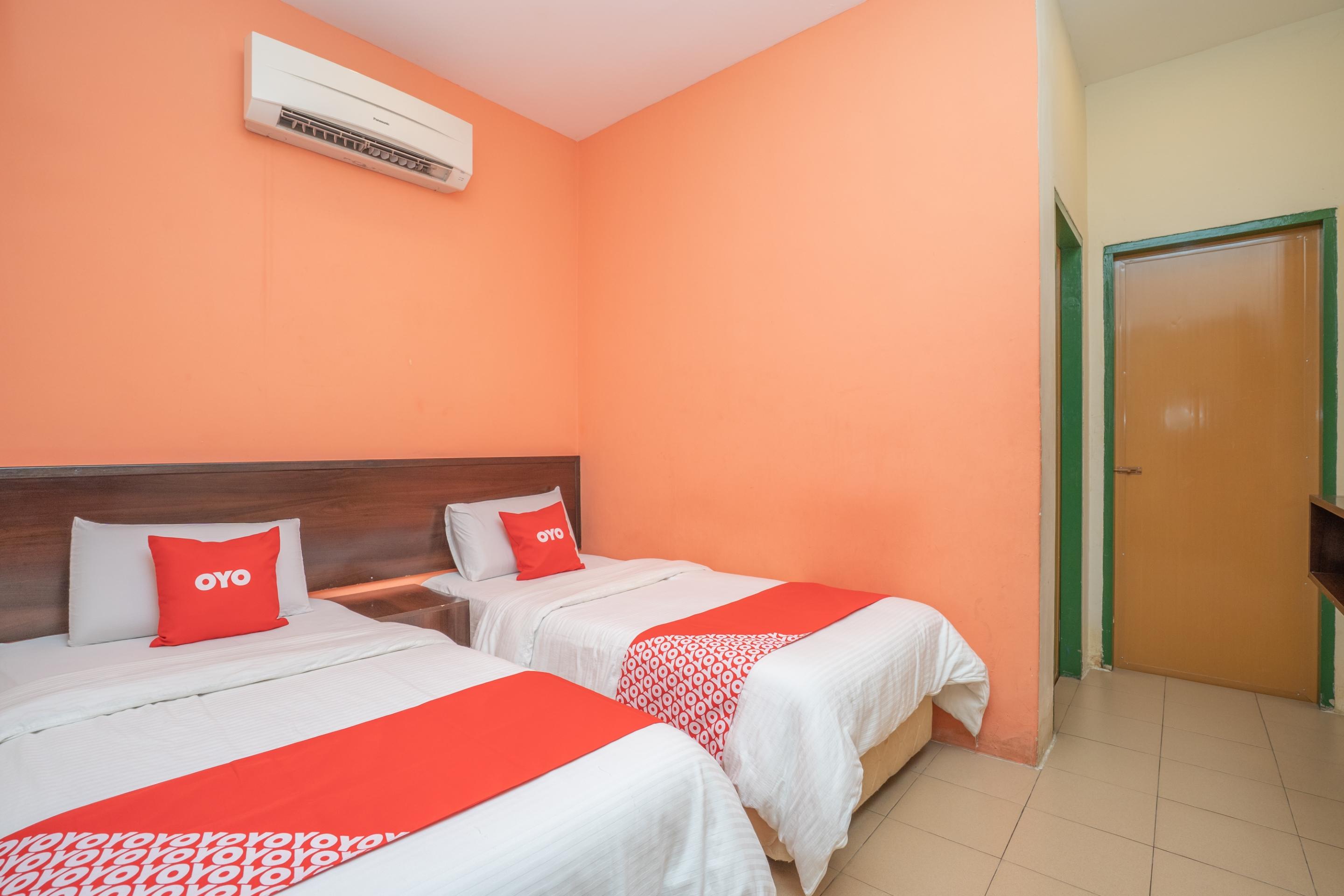 Oyo 44078 The Island Hotel Kampong Pasir Bogak Bagian luar foto