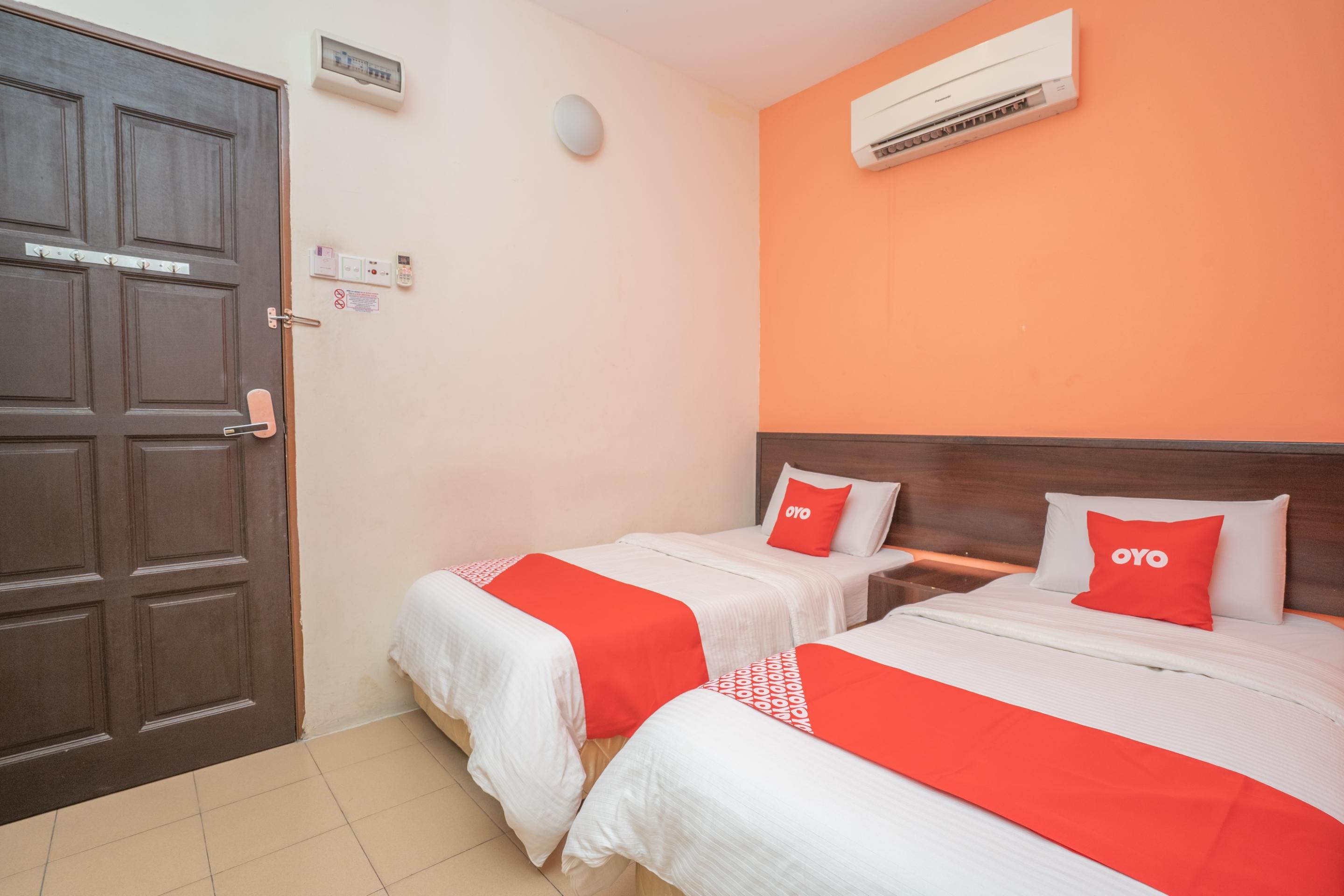 Oyo 44078 The Island Hotel Kampong Pasir Bogak Bagian luar foto