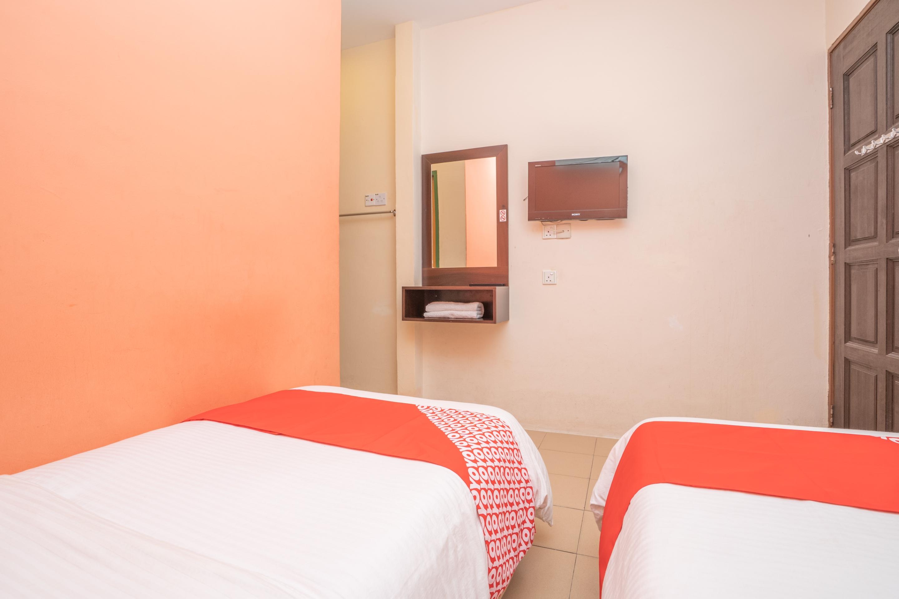 Oyo 44078 The Island Hotel Kampong Pasir Bogak Bagian luar foto