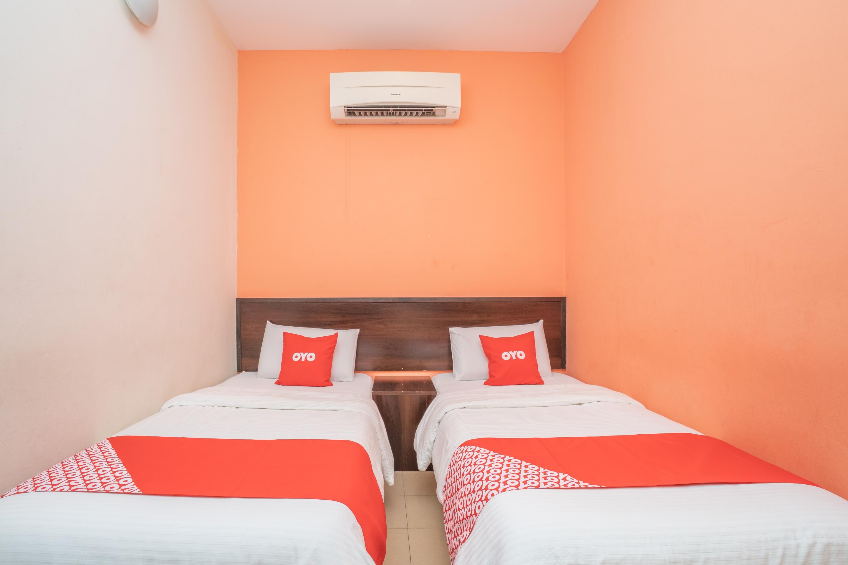 Oyo 44078 The Island Hotel Kampong Pasir Bogak Bagian luar foto