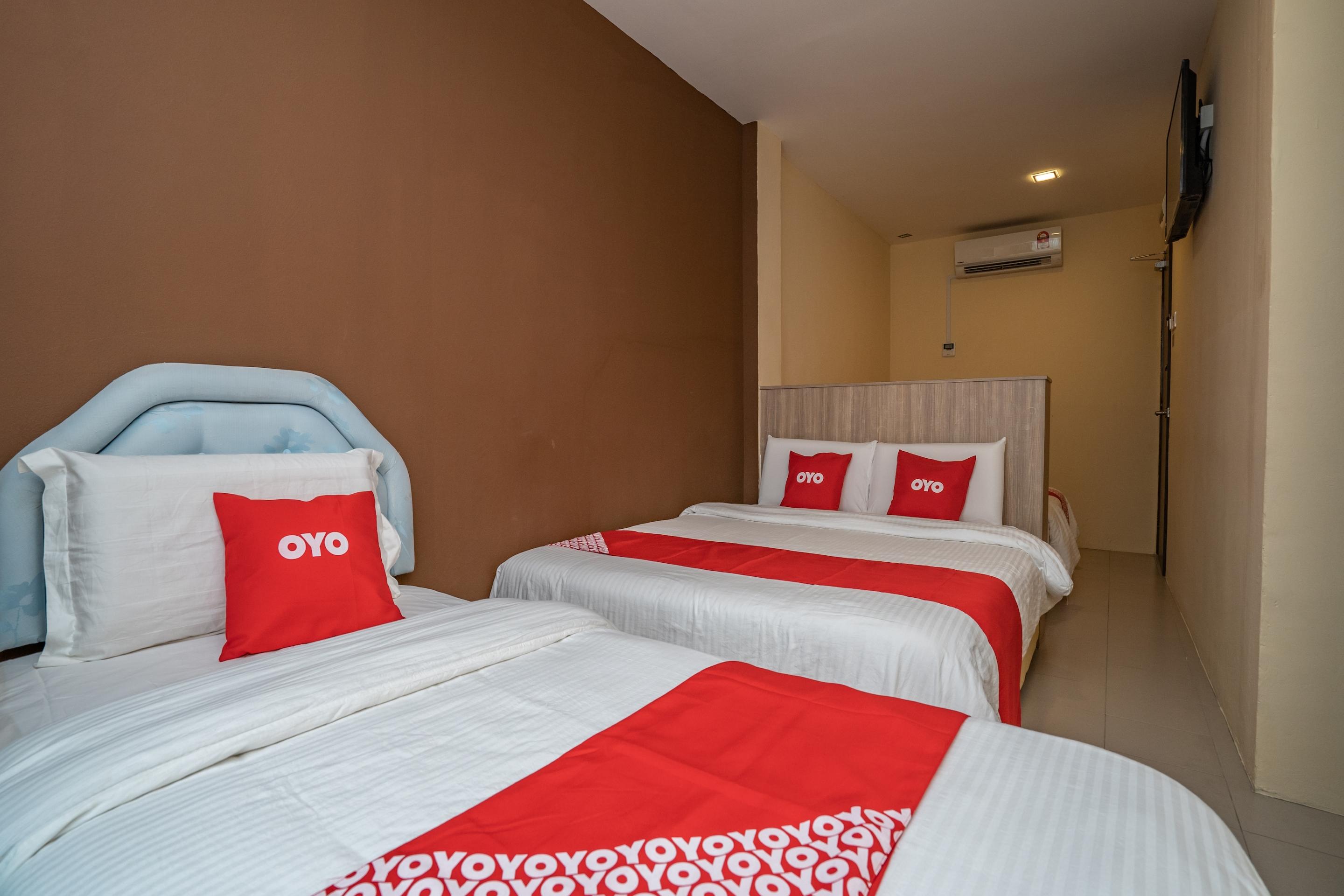 Oyo 44078 The Island Hotel Kampong Pasir Bogak Bagian luar foto