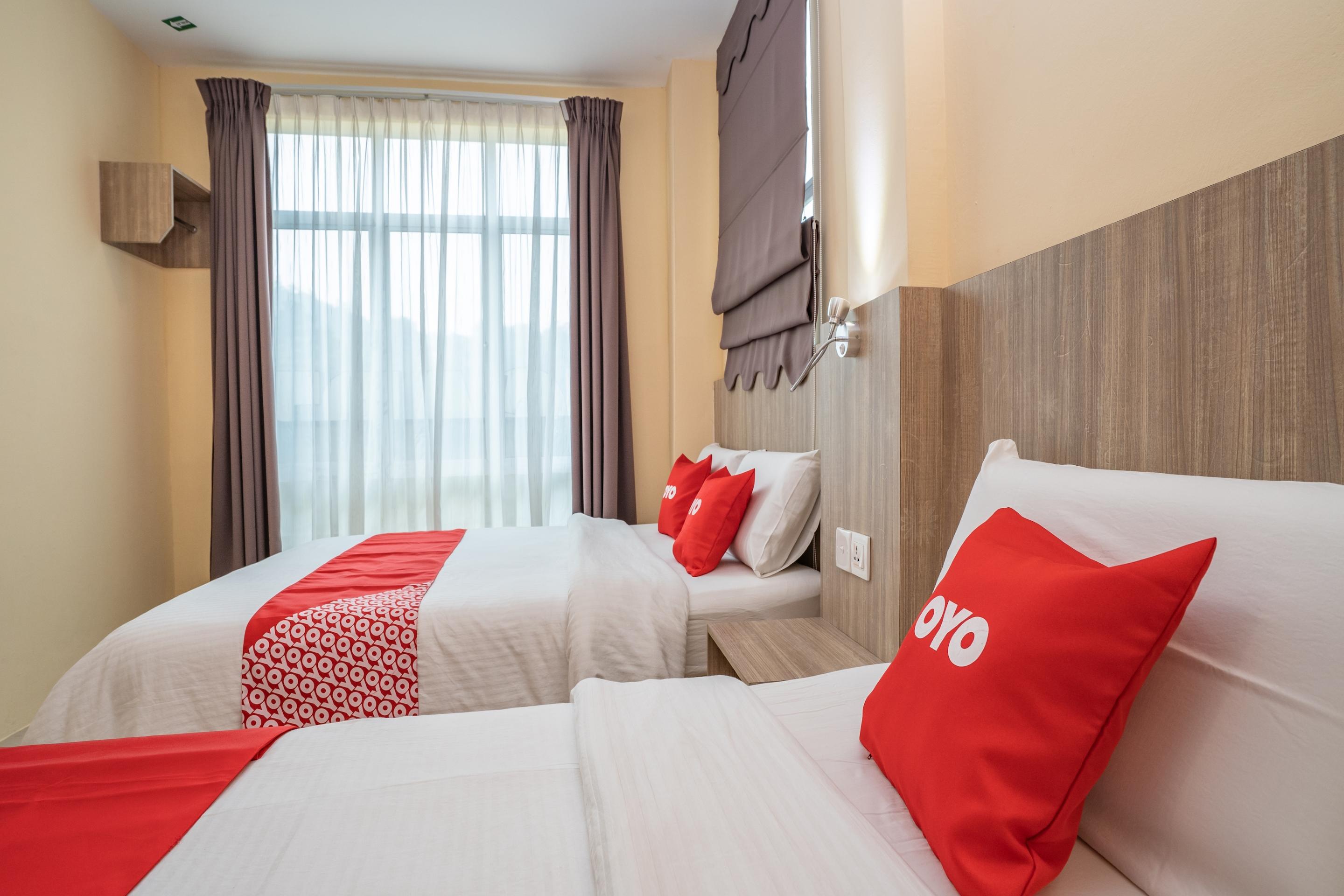 Oyo 44078 The Island Hotel Kampong Pasir Bogak Bagian luar foto