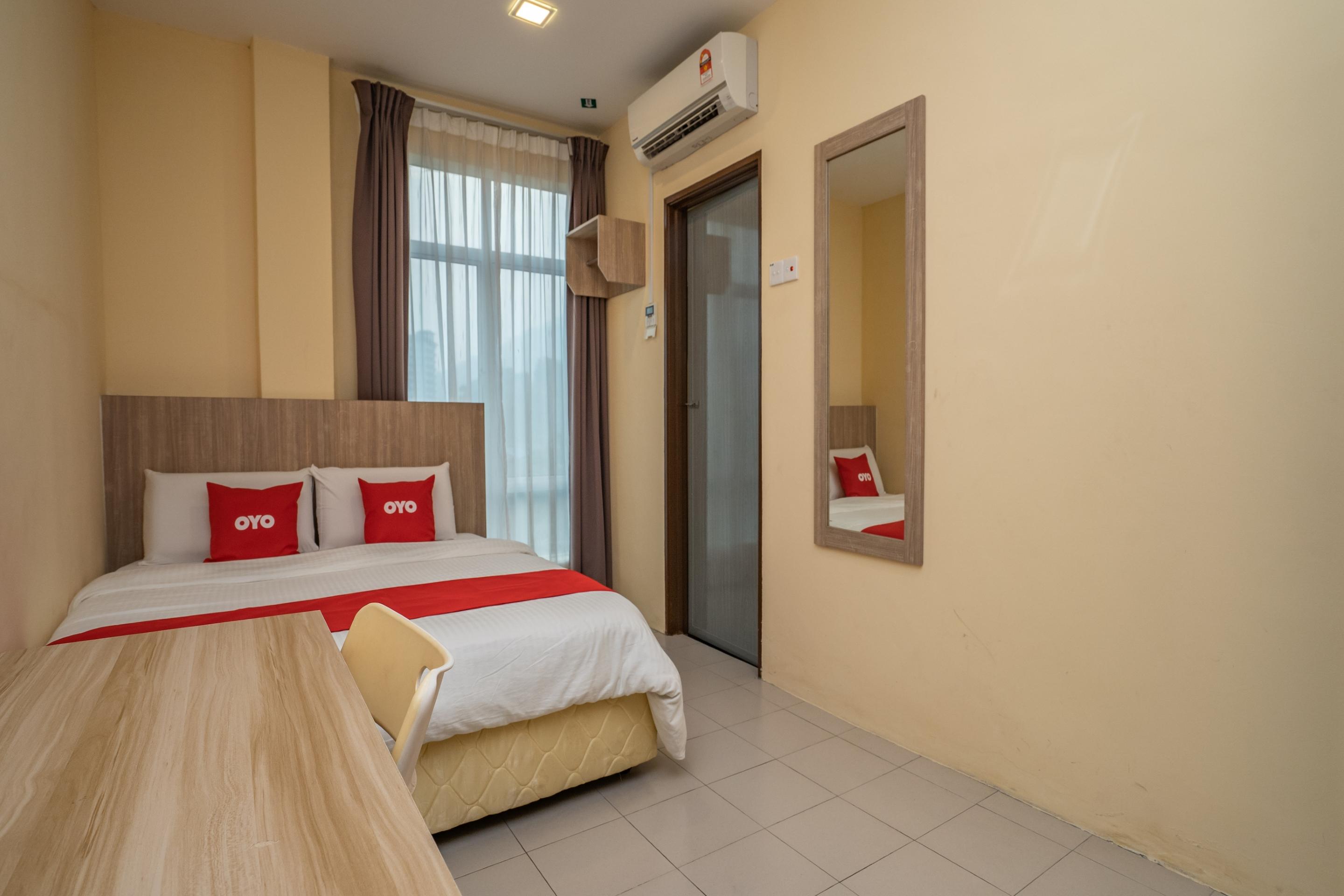 Oyo 44078 The Island Hotel Kampong Pasir Bogak Bagian luar foto