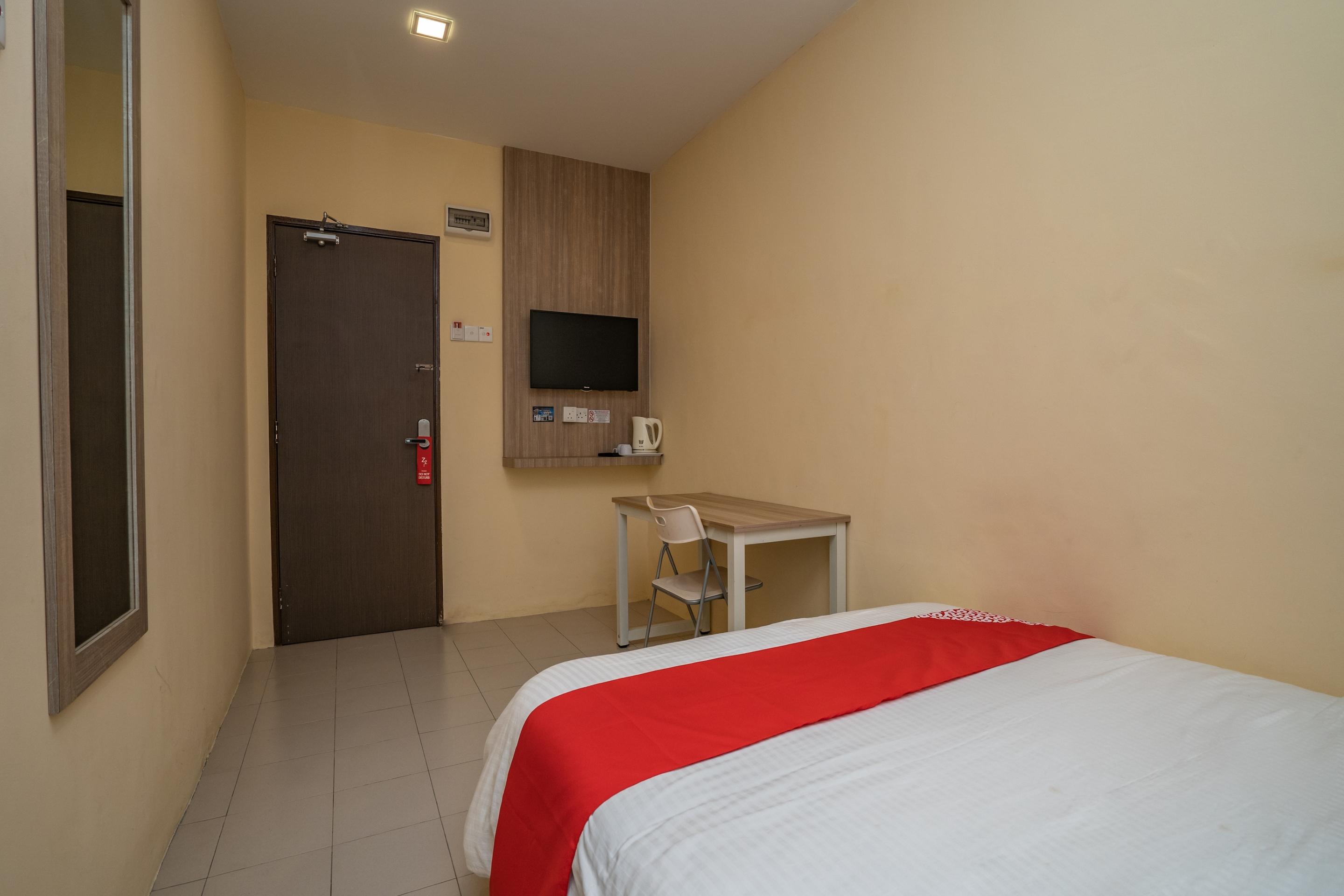 Oyo 44078 The Island Hotel Kampong Pasir Bogak Bagian luar foto