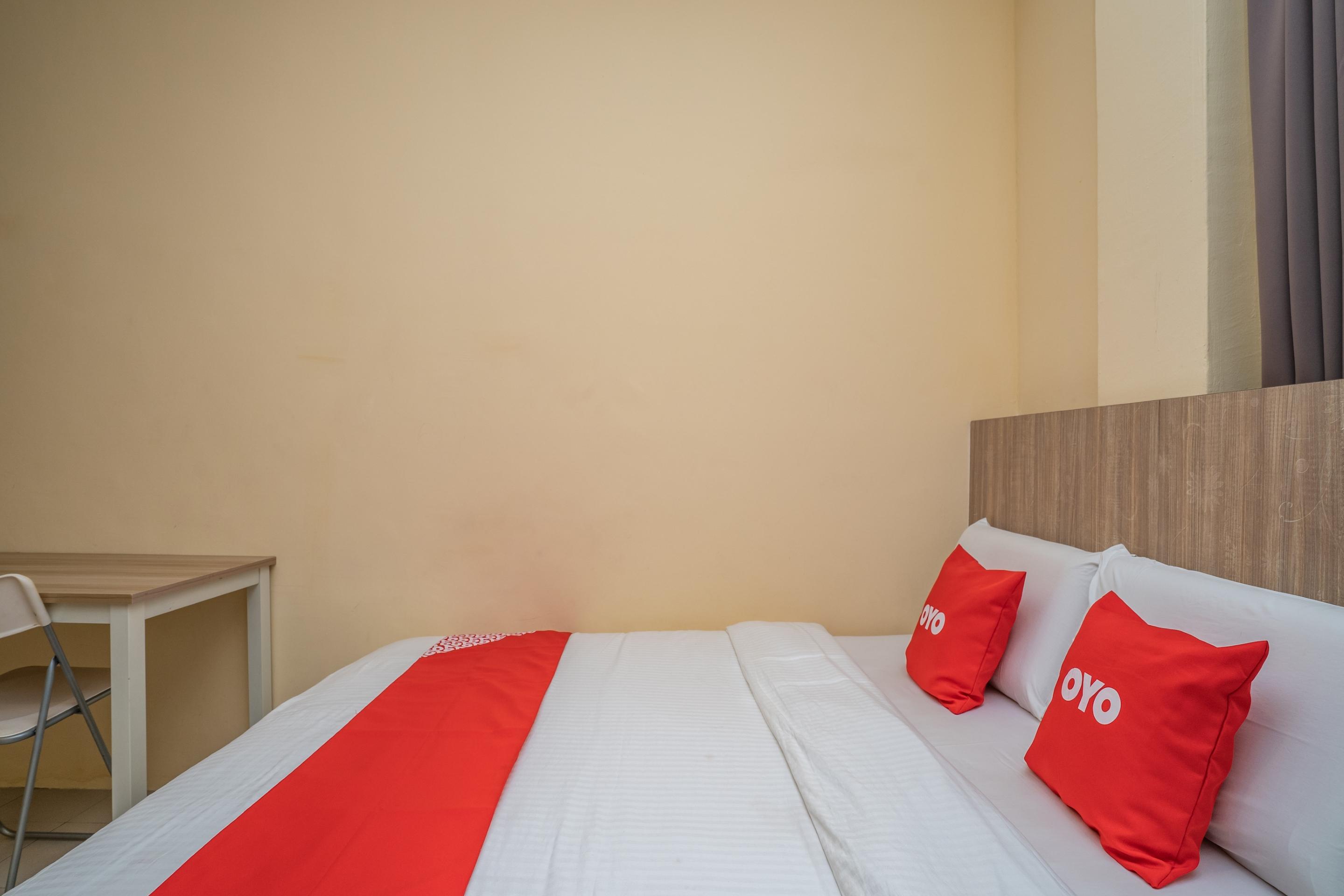 Oyo 44078 The Island Hotel Kampong Pasir Bogak Bagian luar foto