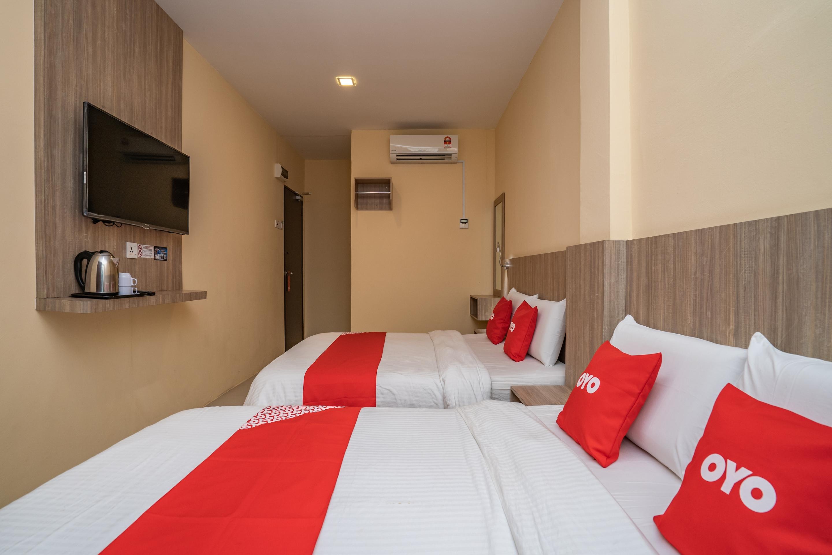 Oyo 44078 The Island Hotel Kampong Pasir Bogak Bagian luar foto