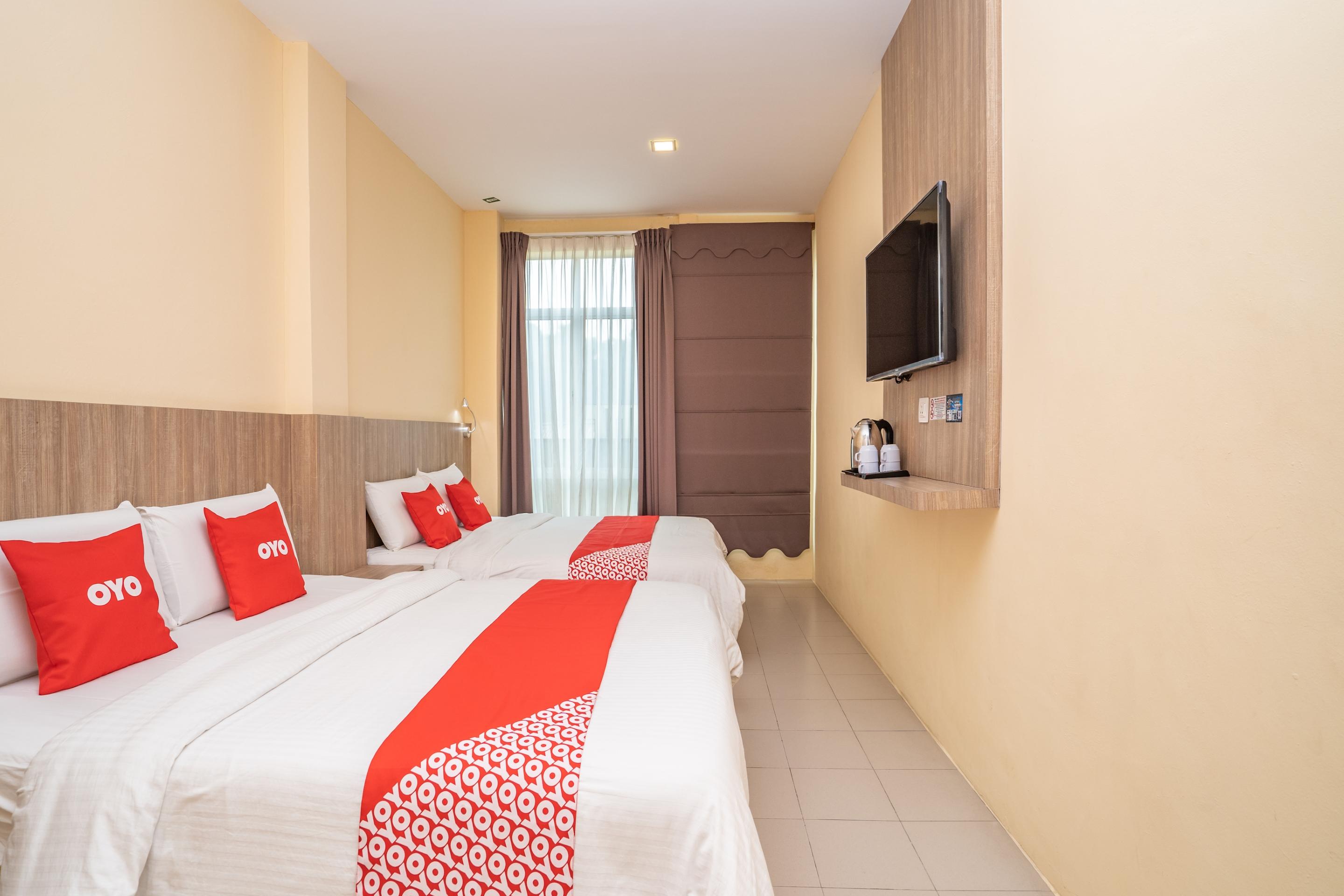 Oyo 44078 The Island Hotel Kampong Pasir Bogak Bagian luar foto