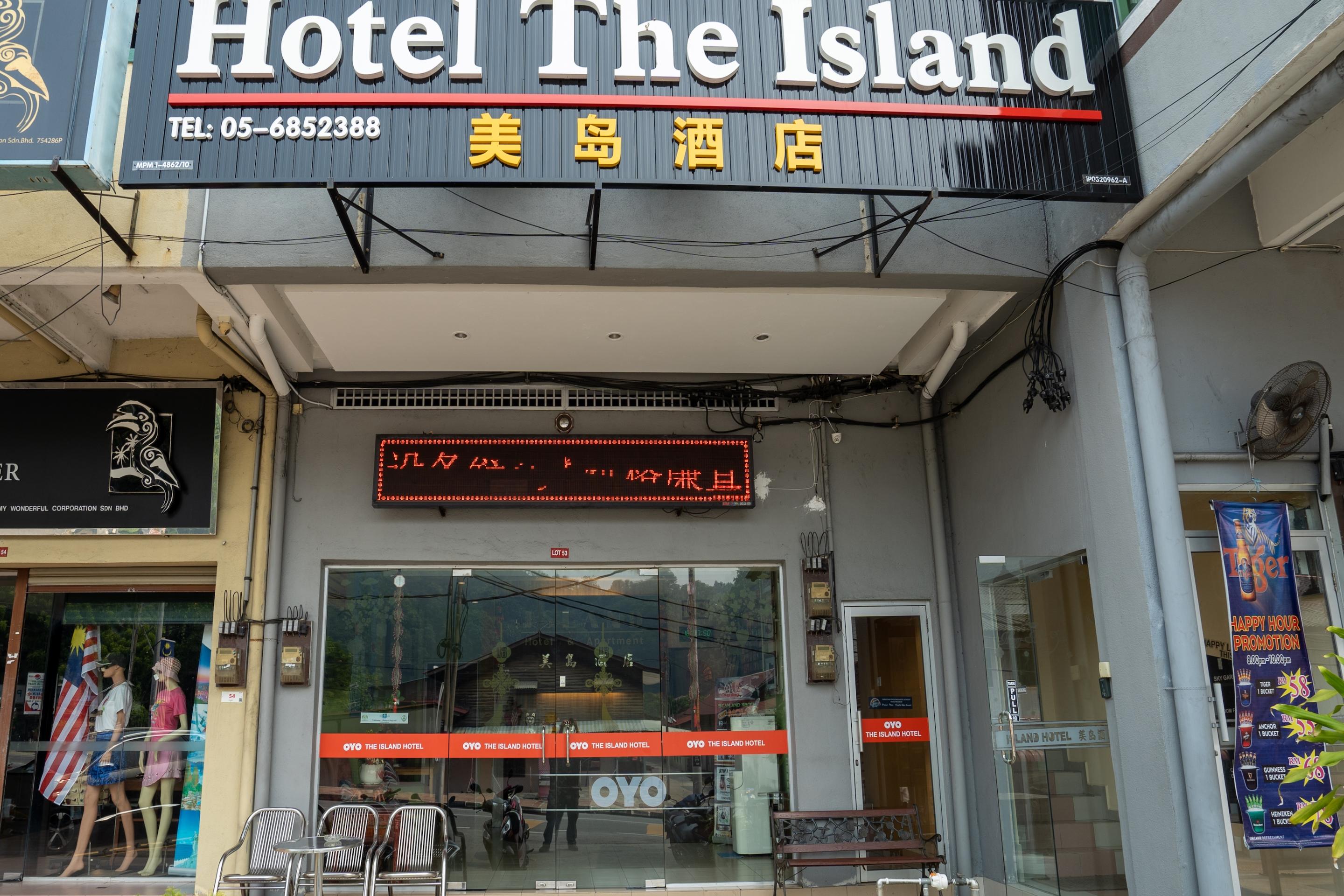 Oyo 44078 The Island Hotel Kampong Pasir Bogak Bagian luar foto