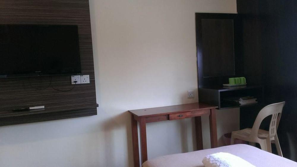 Oyo 44078 The Island Hotel Kampong Pasir Bogak Bagian luar foto