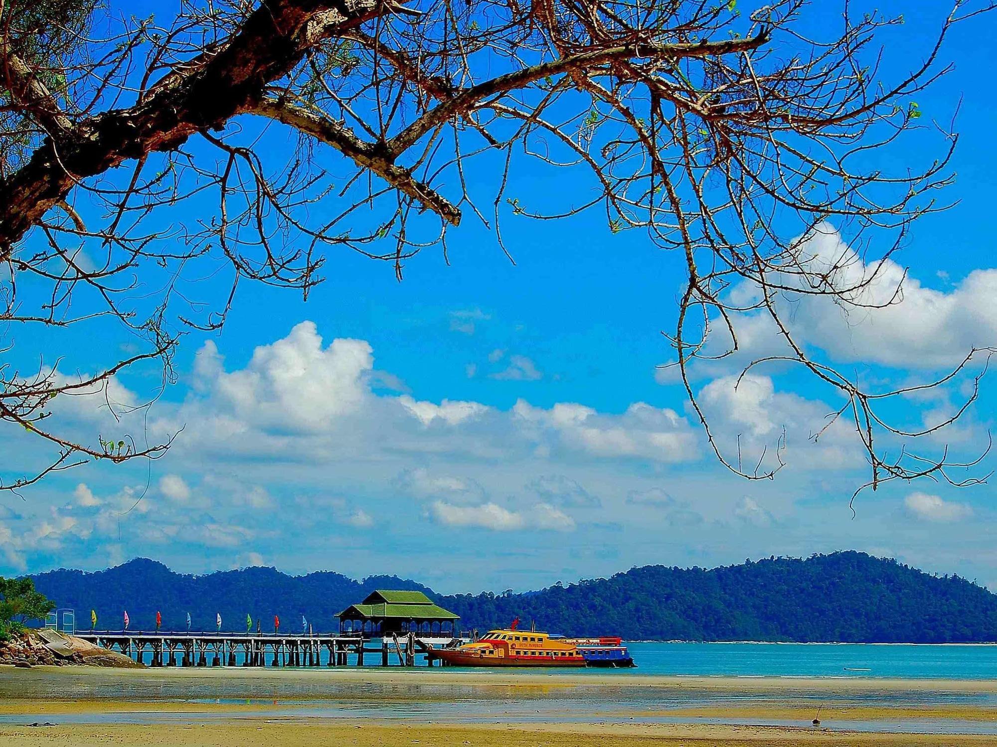 Oyo 44078 The Island Hotel Kampong Pasir Bogak Bagian luar foto