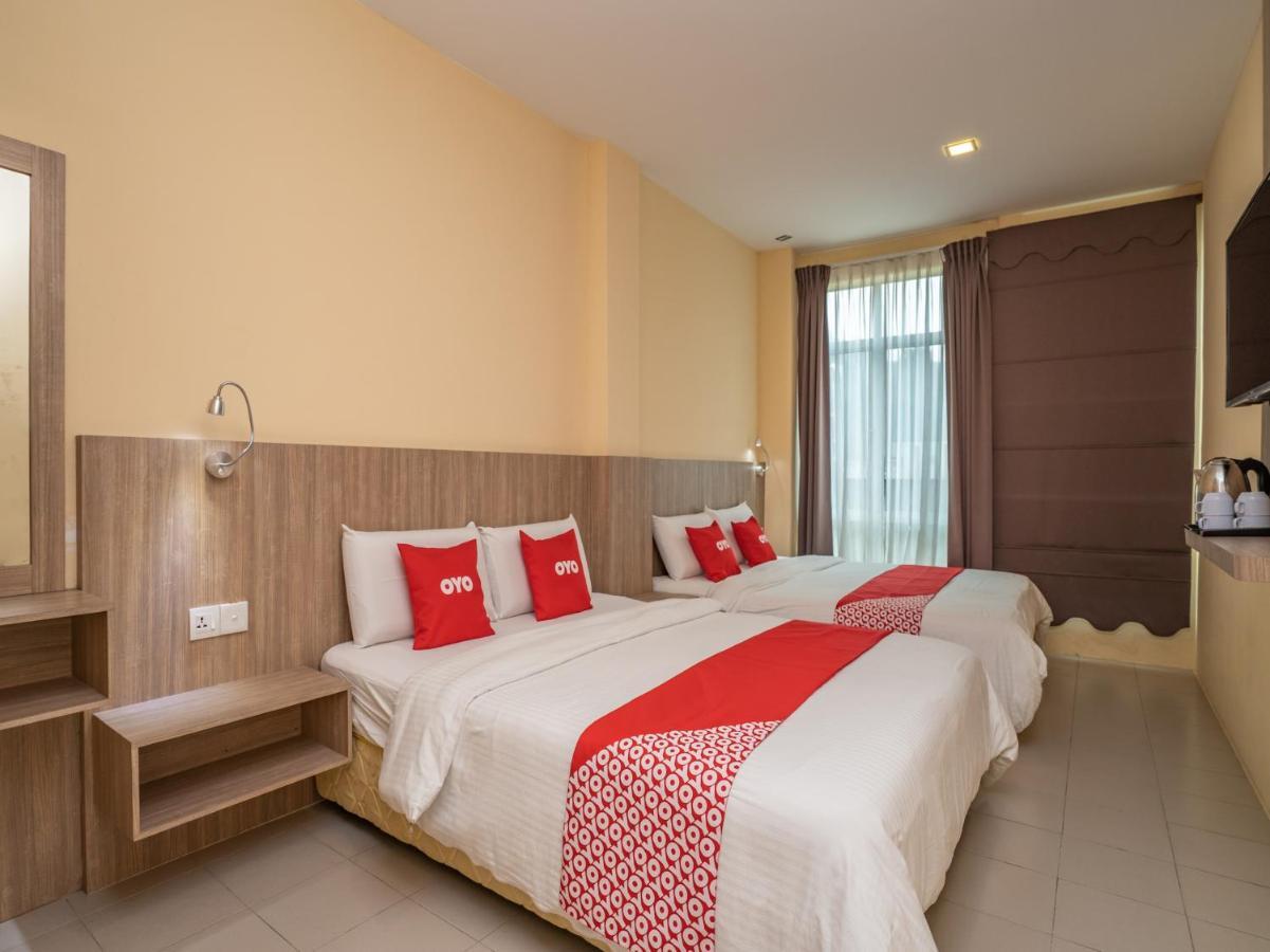 Oyo 44078 The Island Hotel Kampong Pasir Bogak Bagian luar foto