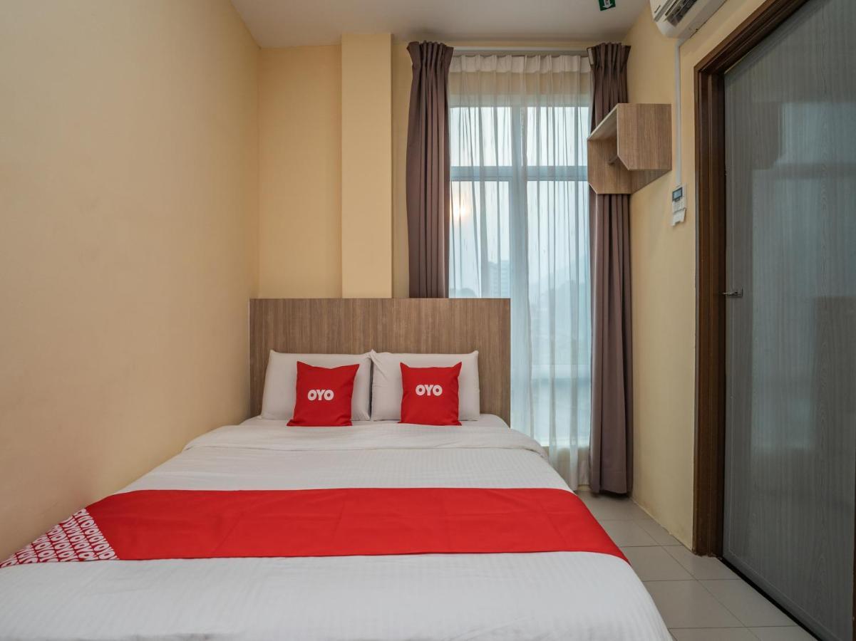 Oyo 44078 The Island Hotel Kampong Pasir Bogak Bagian luar foto