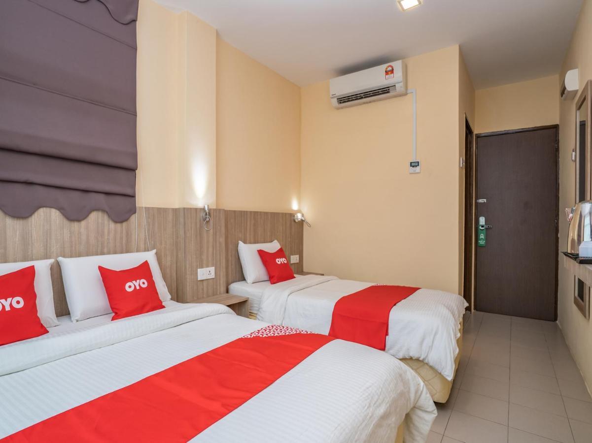 Oyo 44078 The Island Hotel Kampong Pasir Bogak Bagian luar foto
