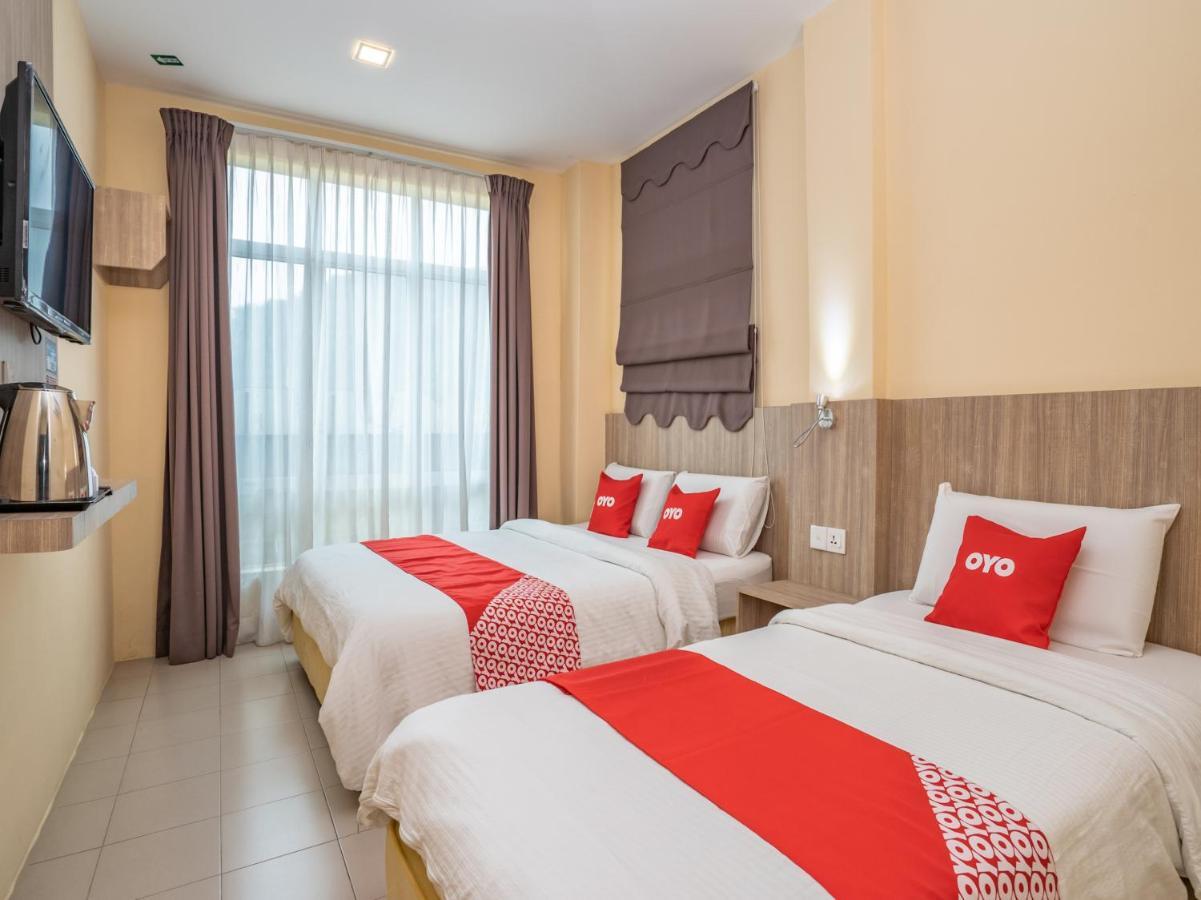 Oyo 44078 The Island Hotel Kampong Pasir Bogak Bagian luar foto