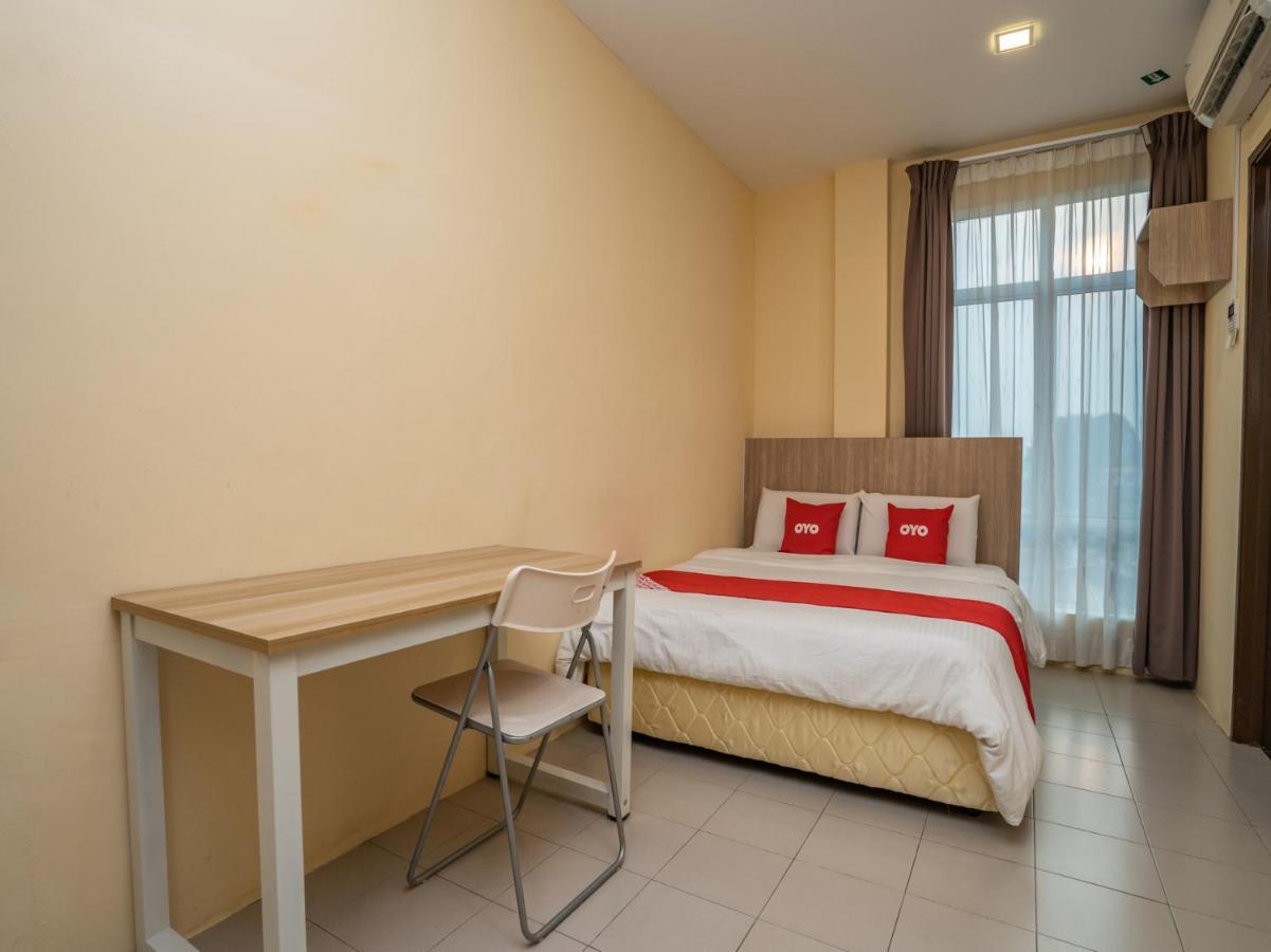 Oyo 44078 The Island Hotel Kampong Pasir Bogak Bagian luar foto